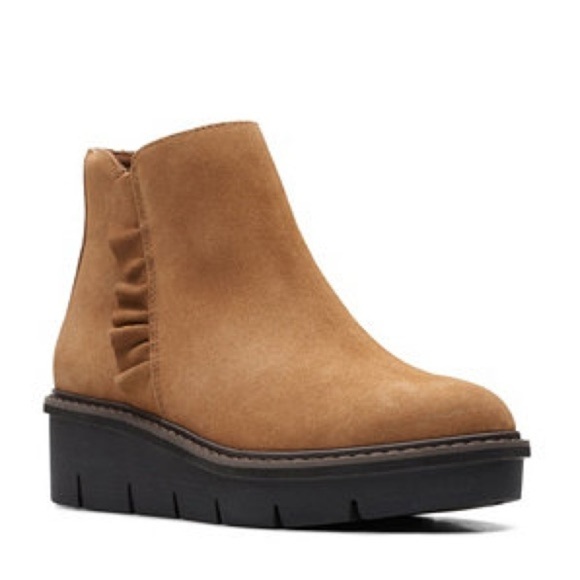 Clarks Women's Airabell Vibe Ankle Boot - Picture 1 of 4